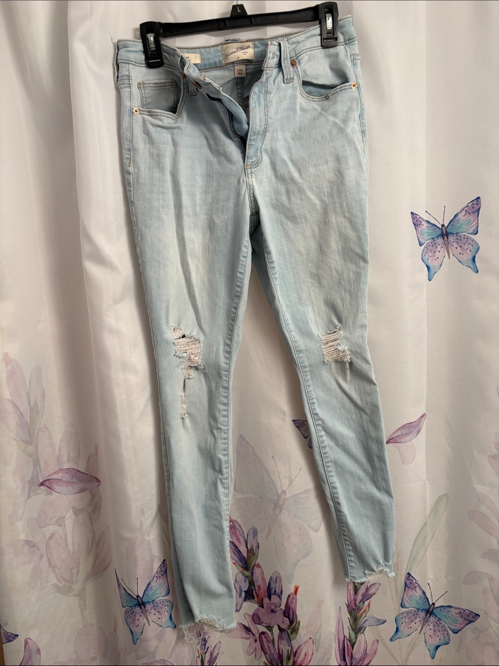 women’s size 8 Light Wash Distressed Women’s Jeans